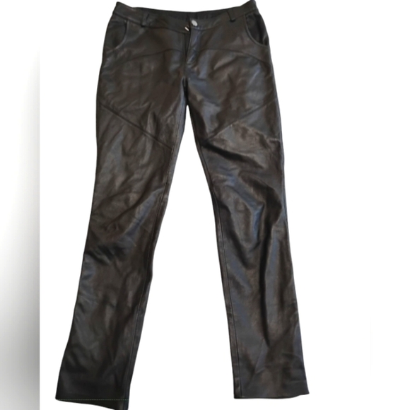 Wardrobe Staple | Woman's Fitted Leather Trouser - Picture 5 of 16